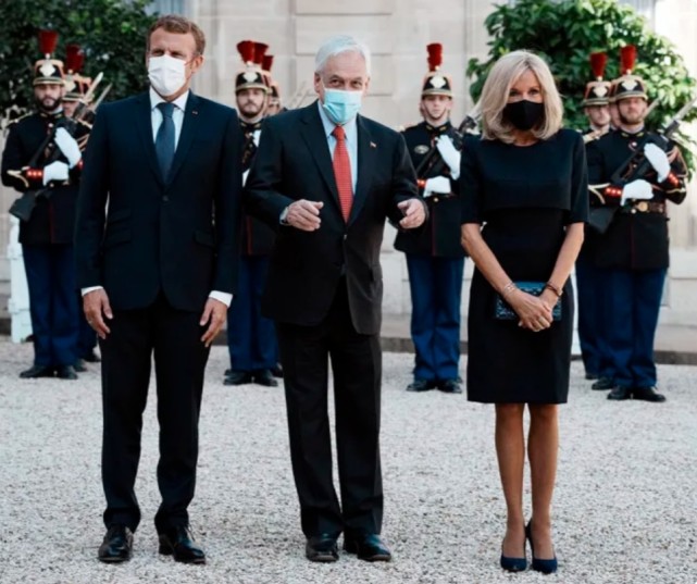 法国第一夫人布丽吉特身穿迷你裙,紧身衣和高跟鞋,彰显极简时尚