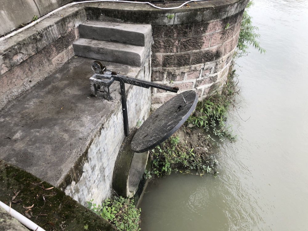"钓"井盖?"防倒灌神器"现身成都,居民直呼"真是解决了大问题"