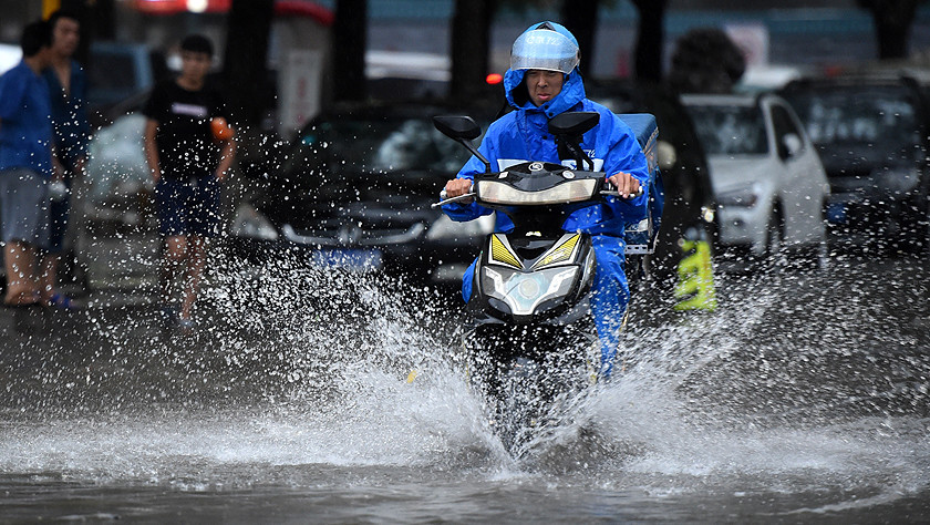 全球极端天气频发,格陵兰岛冰盖下暴雨,降水量高达70亿吨
