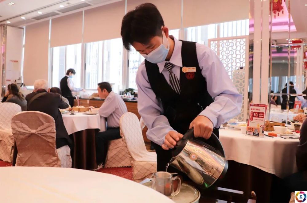 妹妹出生当天妈妈去世如今再迎噩耗19岁大学生餐馆打工救妹妹
