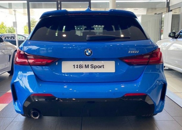 两厢运动造型蓝天白云车标15t8at118i实拍真帅气