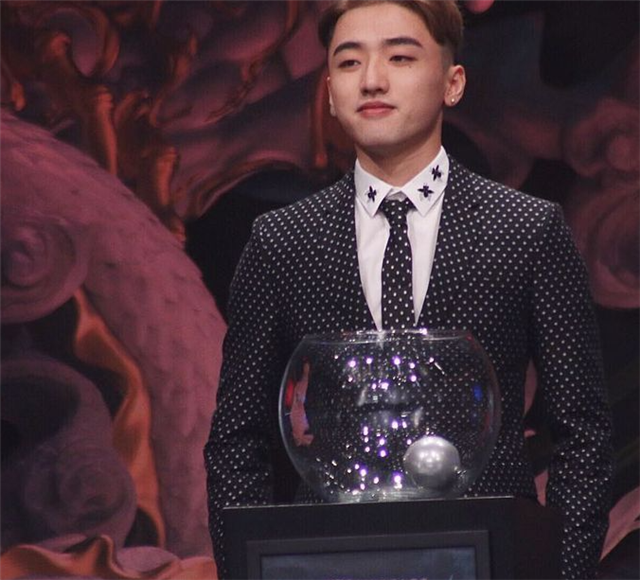 冷少的实力icon是一位知名选手,此前,他曾为世界赛做过抽签的嘉宾.