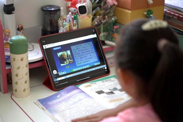 小学生董梓沁的网课一天