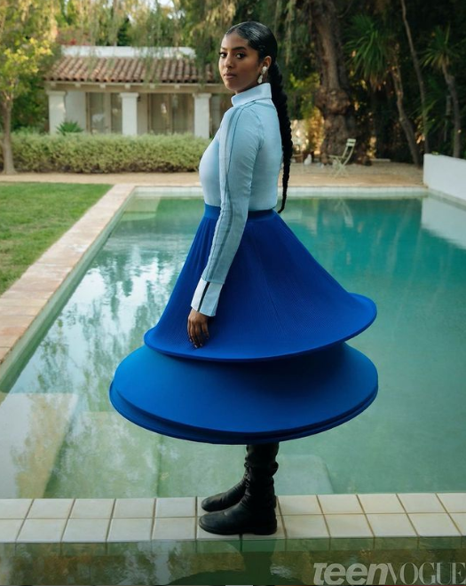 纳塔利亚在社交平台上一共晒出了5套造型,虽然这是她第一次登上杂志