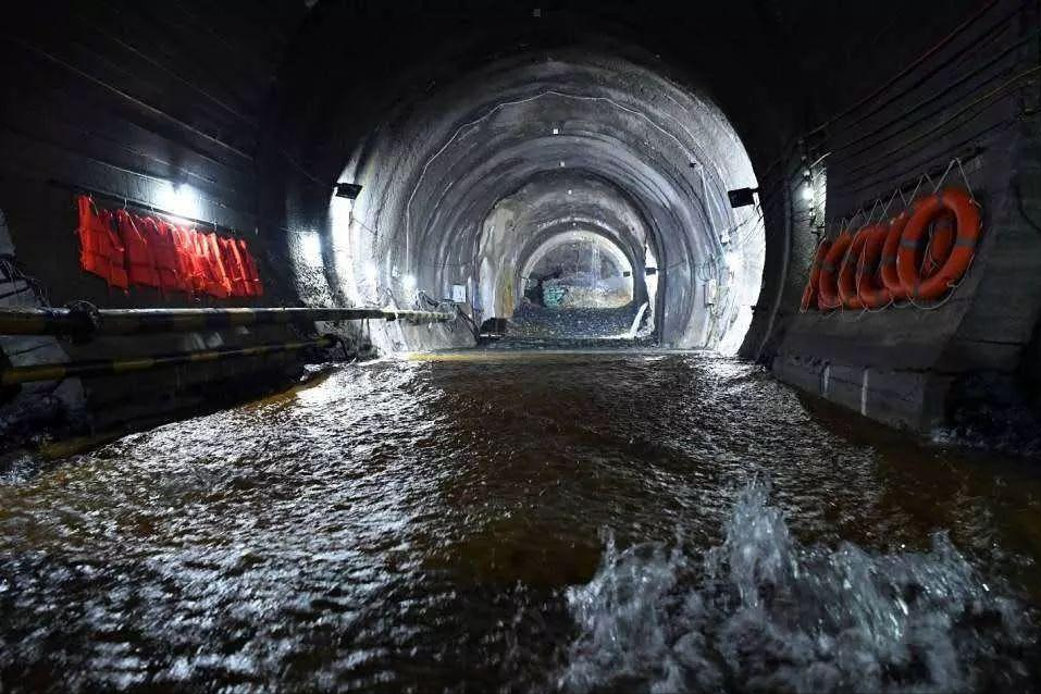 中国再出手!耗资2800亿在山上挖条隧道,涌出的水能灌满15个西湖