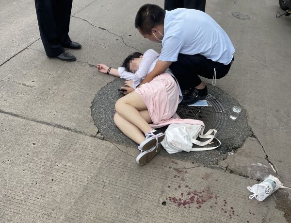 短裙女生骑车摔倒,暖心护士脱下外套来守护|邓琳琳|护士