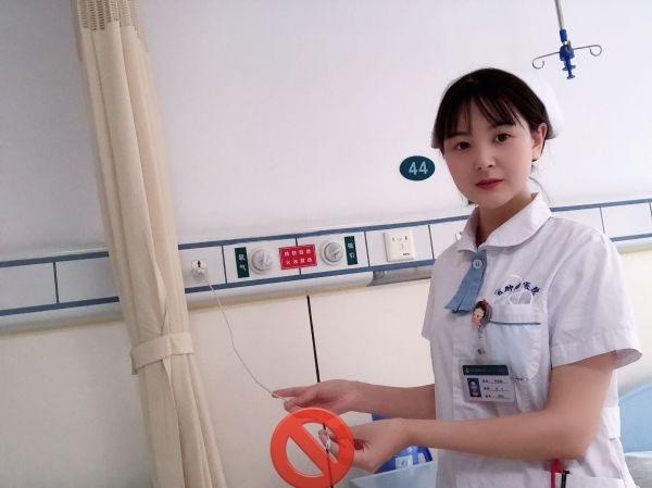 短裙女生骑车摔倒,暖心护士脱下外套来守护|邓琳琳|护士