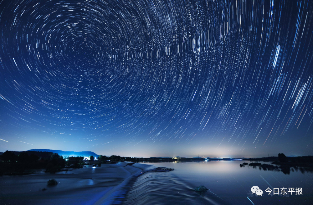 延时摄影下,浩瀚的银河,绚丽的星轨,深邃的星空,与纯净的长虹卧波交相