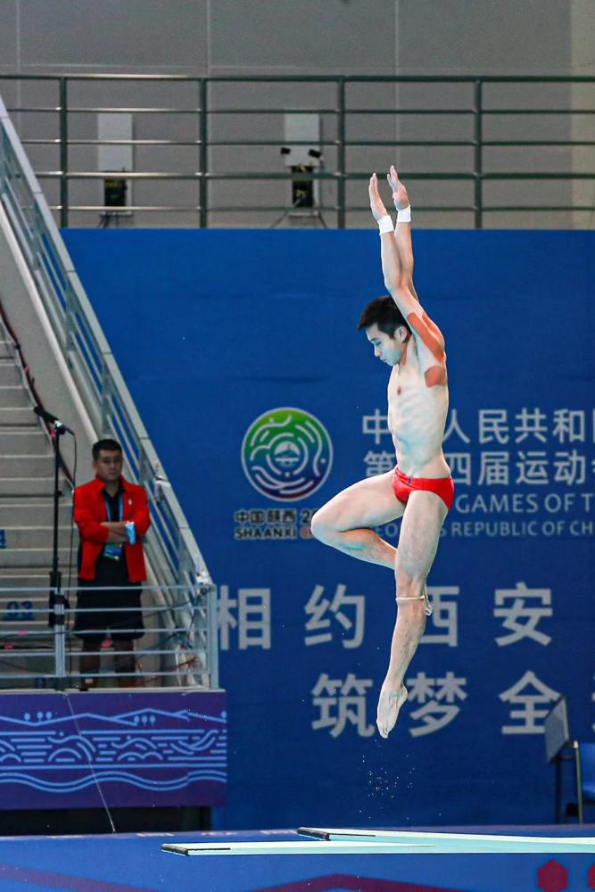 曹缘上演逆转好戏,获十四运跳水个人全能冠军_腾讯新闻