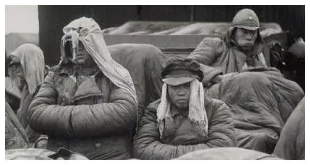 美国记者拍的淮海战役国军照片:士兵看军官吃肉,女兵蹲地抽烟