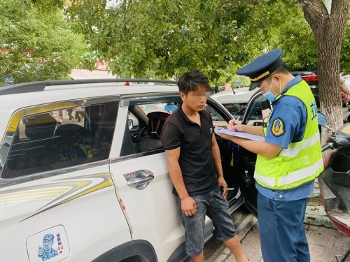 涉嫌非法营运车辆路边乱停乱放正好一并查处