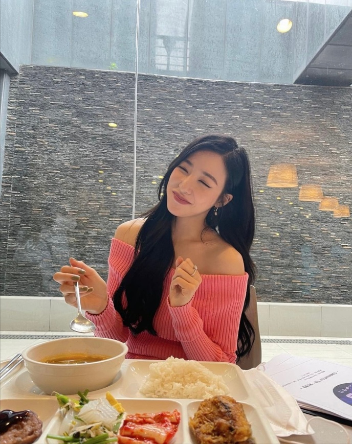 少女时代黄美英到底是女团出身穿粉色露肩上衣直角肩真抢镜