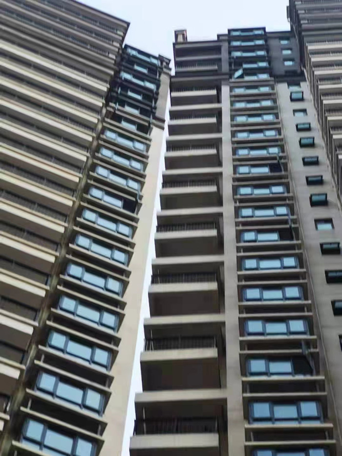 南宁再现"楼歪歪" 开发商连夜拟 声明?