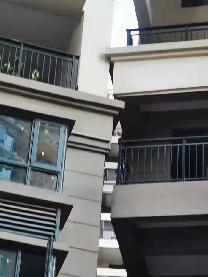 南宁再现"楼歪歪" 开发商连夜拟 声明?