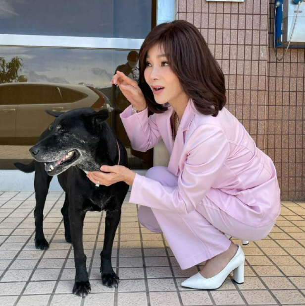 台湾美魔女陈美凤,64岁了,状态也太好了,看起来像三四十岁的人【图文