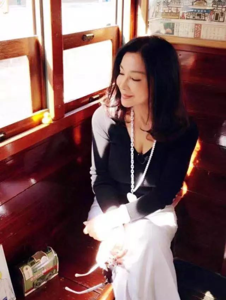 台湾美魔女陈美凤,64岁了,状态也太好了,看起来像三四十岁的人【图文