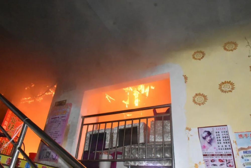 <b>温州一民房发生火灾婴儿被困四楼众人合力接住</b>