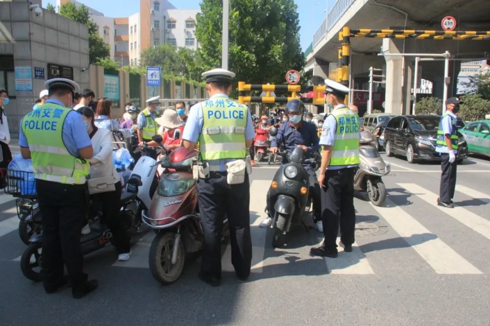 鄭州交警嚴查騎電動車不戴頭盔違章帶人走機動車道一上午查了300餘起