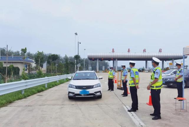 在大广高速息县段和息县北站高速收费站,入息车辆在工作人员的指挥下