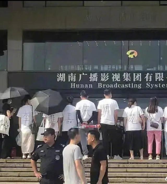 李维嘉代言疑似翻车，被多位受害者上门围堵，怒斥其为失德艺人