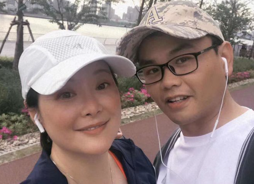 袁立近况曝光醉心公益，打扮朴素无惧身材发福，三婚嫁小11岁老公