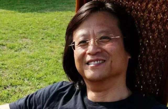 第一段婚姻是跟学长姚宏,两人都毕业于北京广播学院(也就是现在的中国