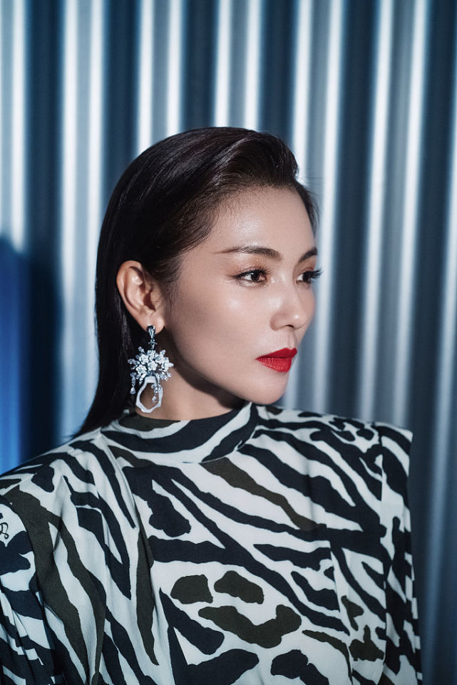 刘涛豹纹红唇时尚大片超酷飒 立足黑白光影交织间氛围感爆棚|刘涛