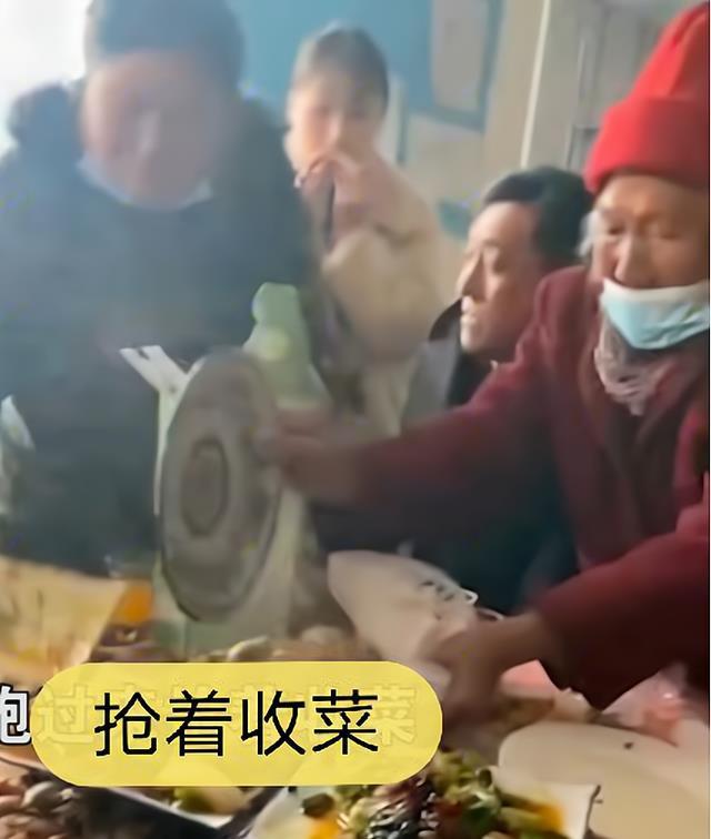 江苏一女子吃酒席被大妈抢着收菜后面的汤只能端到外面喝