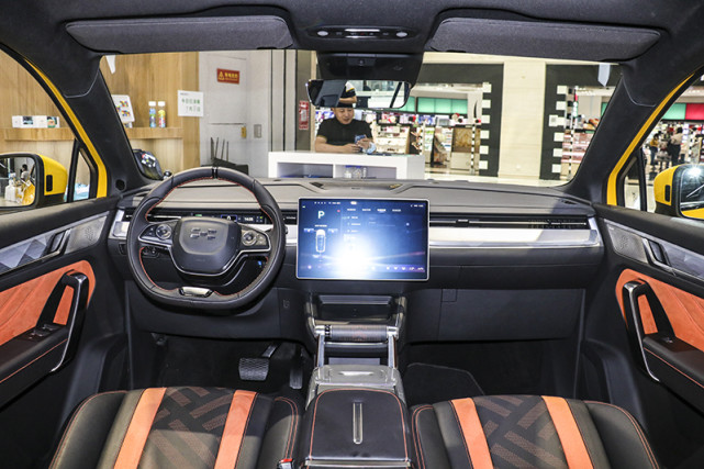 爱驰u6的内饰布局非常规整,小尺寸仪表屏与空调出风口形成一条贯穿式