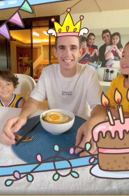 三十而立奥斯卡过生日一双儿女唱中文生日歌妻子煮长寿面煎荷包蛋