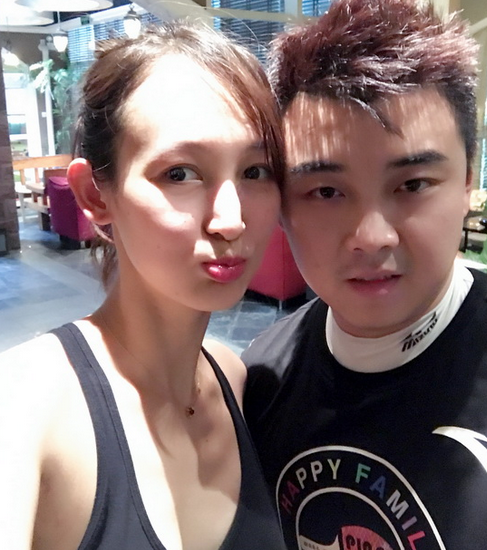 王皓娇妻晒近照生完二胎身材恢复如初王皓陪同拍照累到睡着