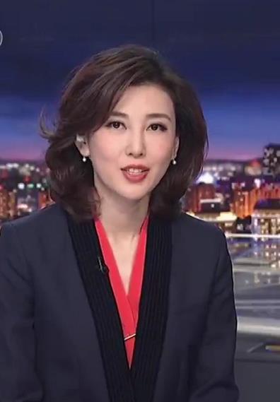 央视最有气质美女主持曾因胸围惹争议今成电话大王的儿媳妇