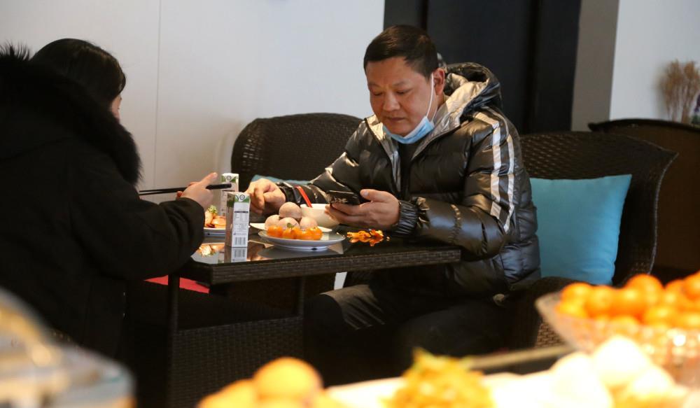 河南老板出手豪气,30间豪华客房让农民工免费住半月,房间里配按摩椅