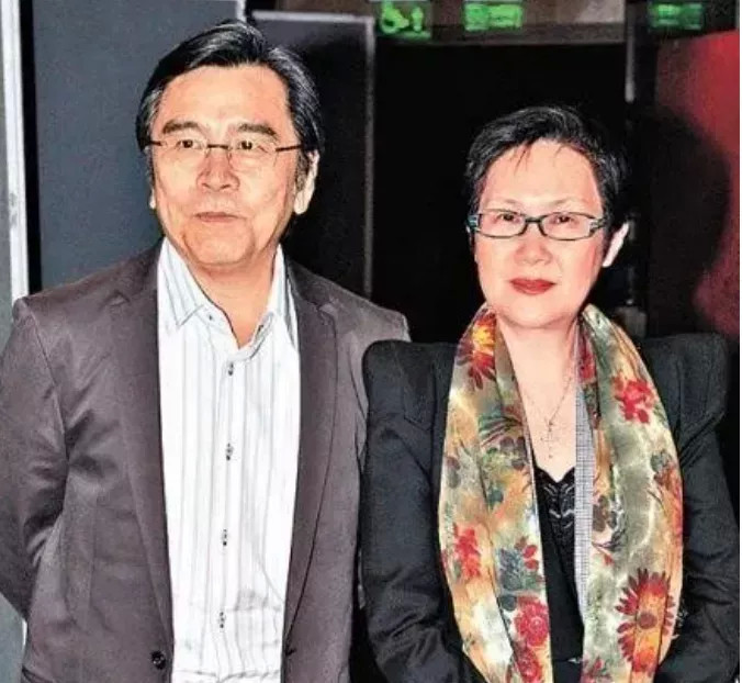 姜大卫陪爱妻李琳琳共走抗癌路相敬如宾白头偕老