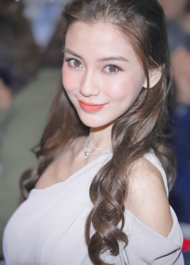 angelababy早期封神图混血感洋娃娃