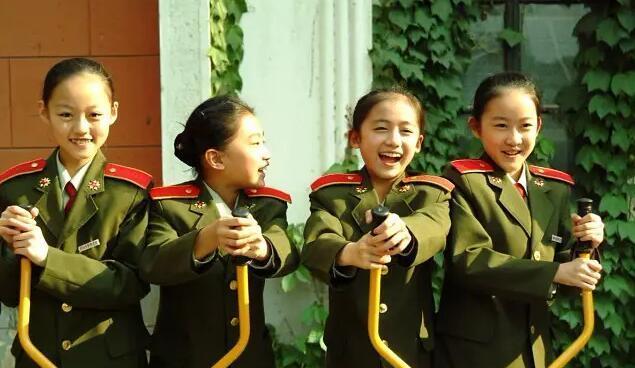 李诞黑尾酱宣布离婚,黑尾酱从小美到大,同学有夏夏,杨洋,徐璐_腾讯