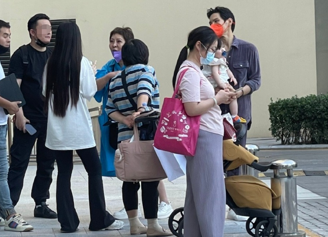 向佐携妻子女儿看展！搂郭碧婷肩亲密同行，抱1岁小奶黄满脸宠溺