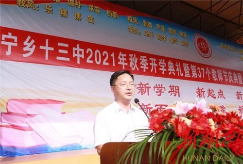 当天,贺永强还带来了他最近创作的新诗集《家在心灵故乡.