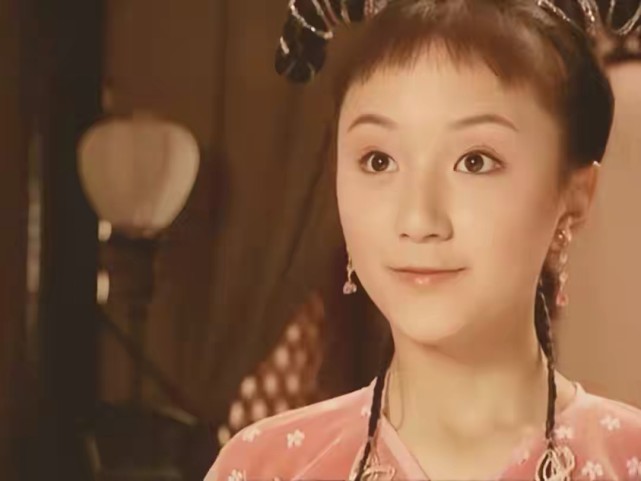 《武林外史》,剧中她饰演的是鬼马可爱的小丫鬟"小泥巴"一角