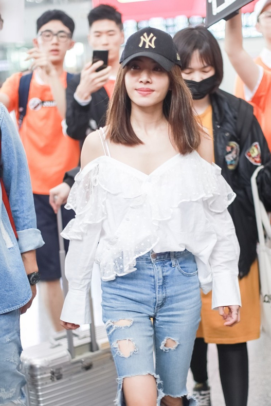 蔡依林真是小个子超模,白色吊带配破洞牛仔裤青春靓丽,洋气减龄