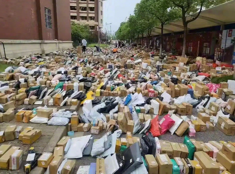 "真"快递山,大一新生的购买力到底有多强悍?包裹直接封路校园