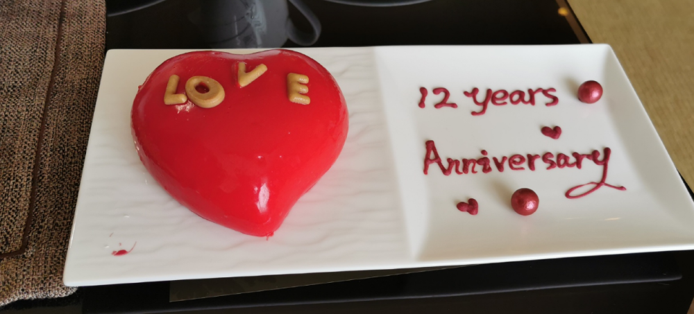 红果果发文说道:"9月9日是我们的12周年结婚纪念日,最好的礼物莫属"大