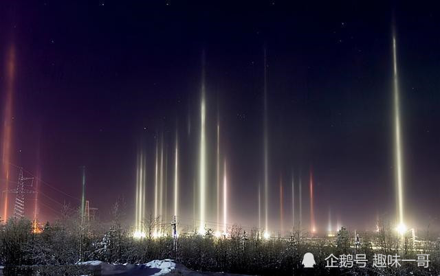 2020年时,日本北海道上空也出现了神秘的"光柱",数十道光柱,看起来