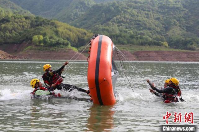 甘肃省平凉市森林消防支队在崆峒水库开展了为期5天的水域救援培训