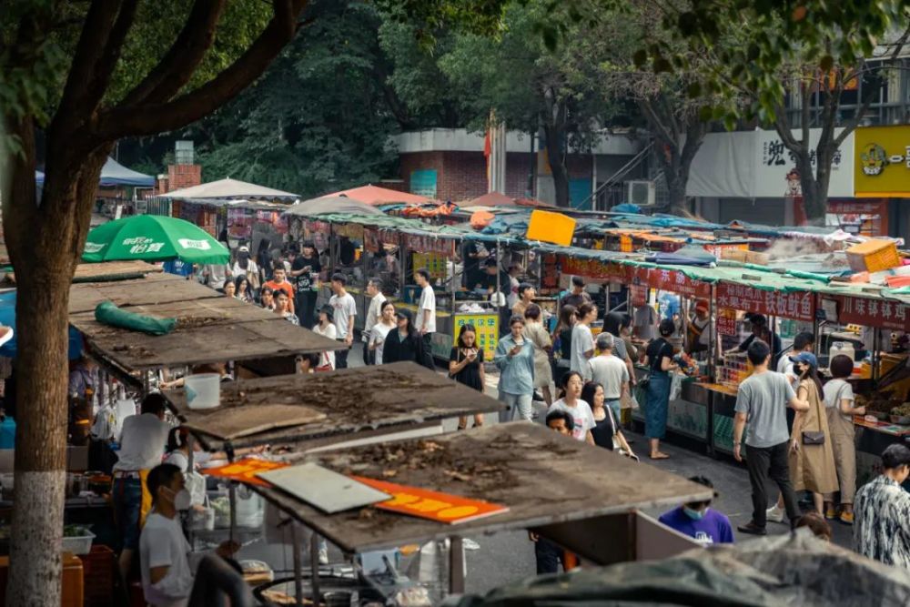 三江学院4号门南京夜市宇宙