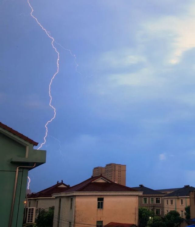 天空中传来什么的雷声『天空中传来什么的雷声abab词』