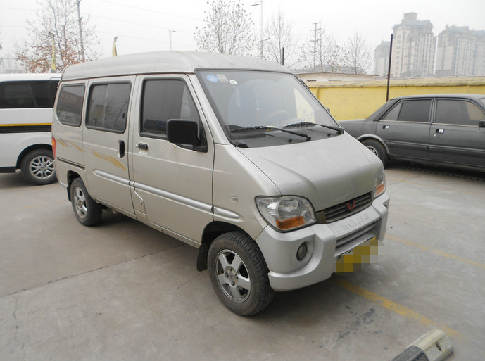 大叔改装五菱宏光,面包车摇身变成"敞篷车",刚上路就被查了_腾讯新闻