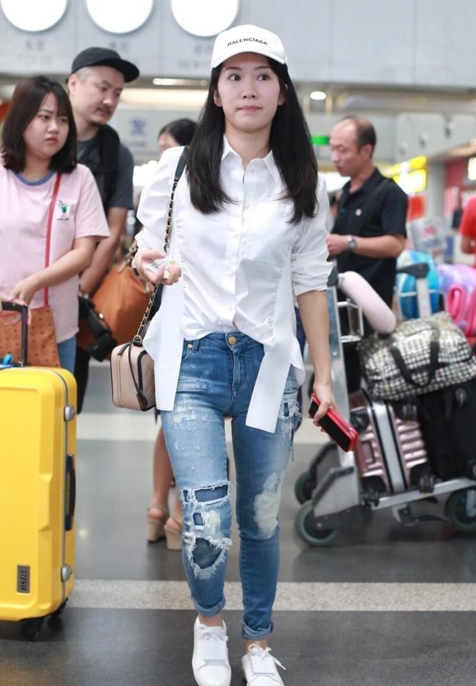 嫁给了富商的李念,可不像《蜗居》的女主角,简单服装也穿得高贵