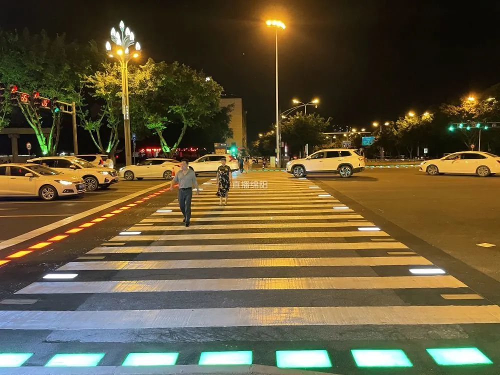 不得了了今天过斑马线一不小心被抓拍了