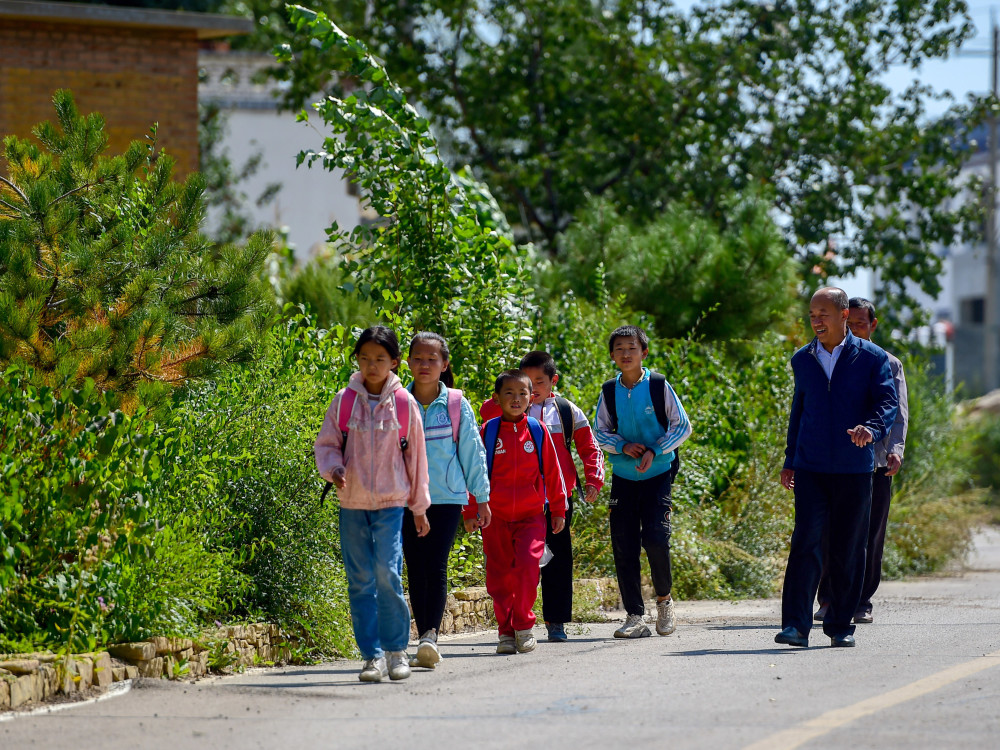 图片故事托起山村孩子求学梦